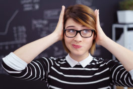 frau-aergert-sich-ueber-einen-fehler-und-fasst-mit-beiden-haenden-an-den-kopf